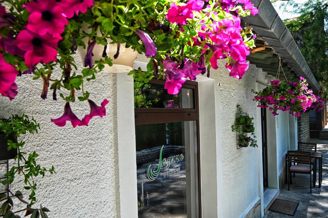Jazina Hotel Требинье Экстерьер фото